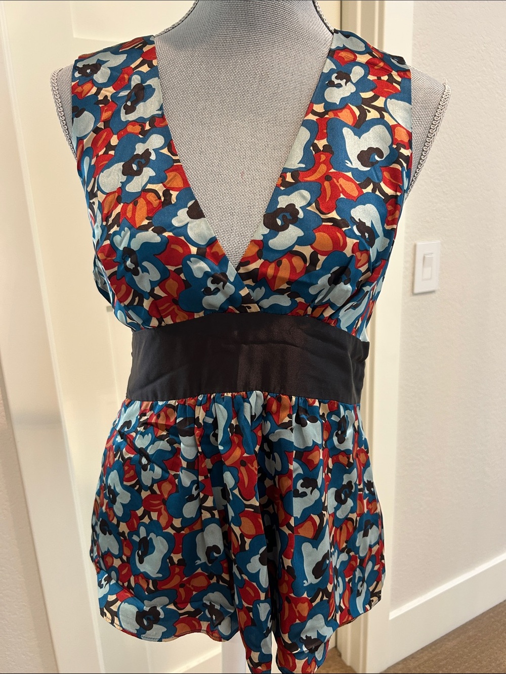 Vibrant Floral V-Neck Sleeveless Top in Blue, Red & Black
